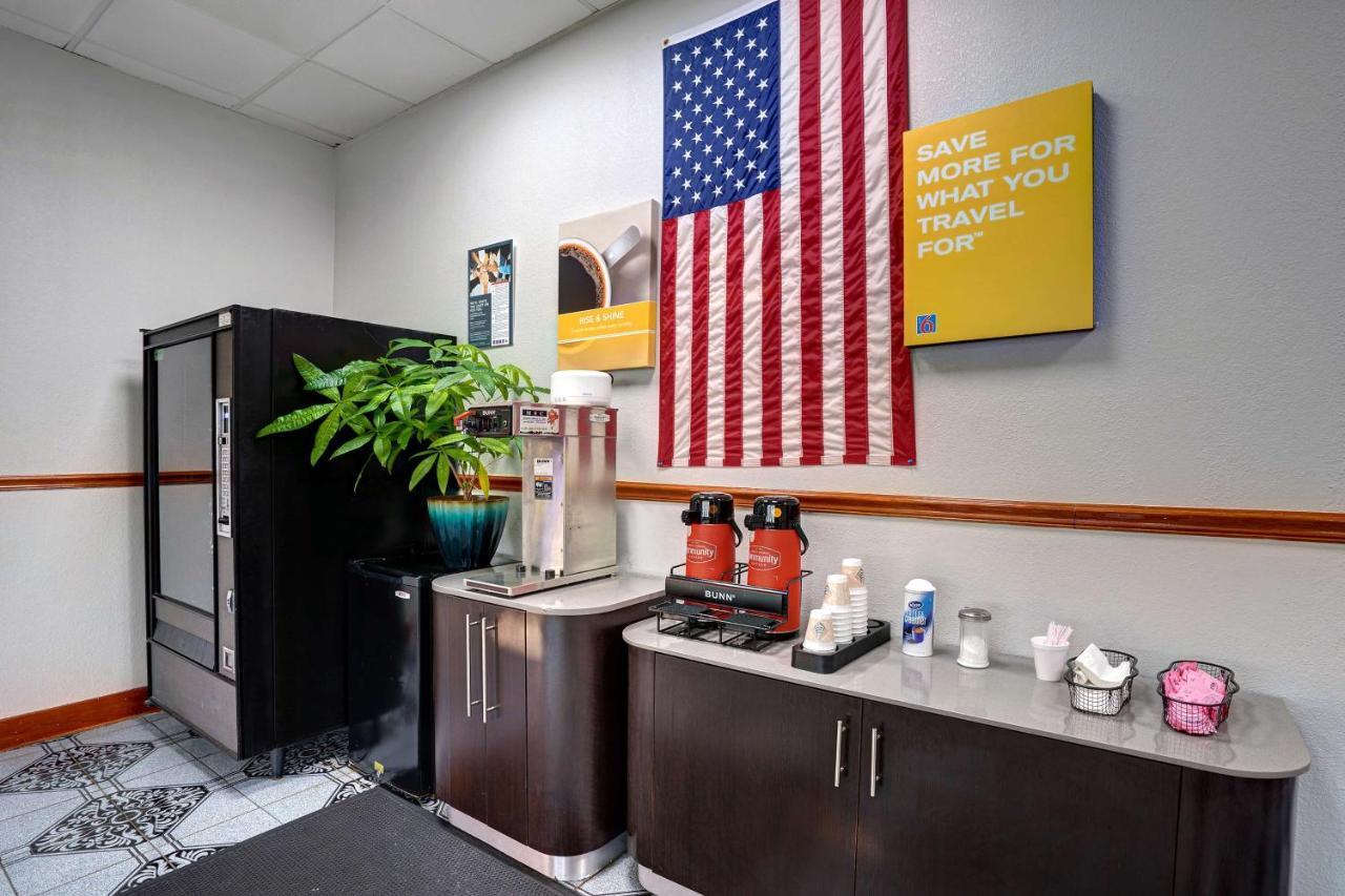 Motel 6 Burlington Bagian luar foto