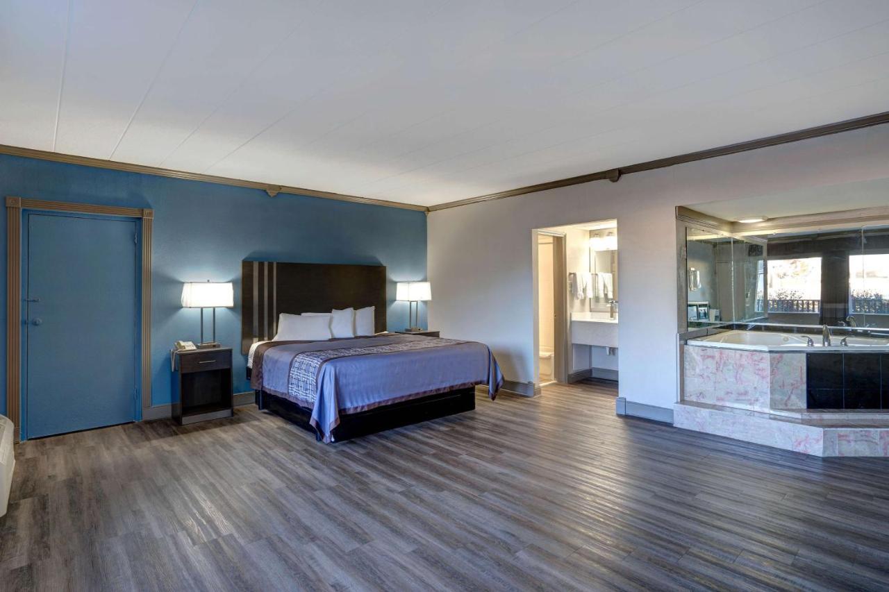 Motel 6 Burlington Bagian luar foto