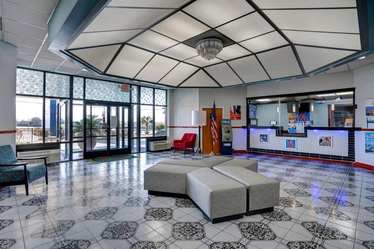 Motel 6 Burlington Bagian luar foto