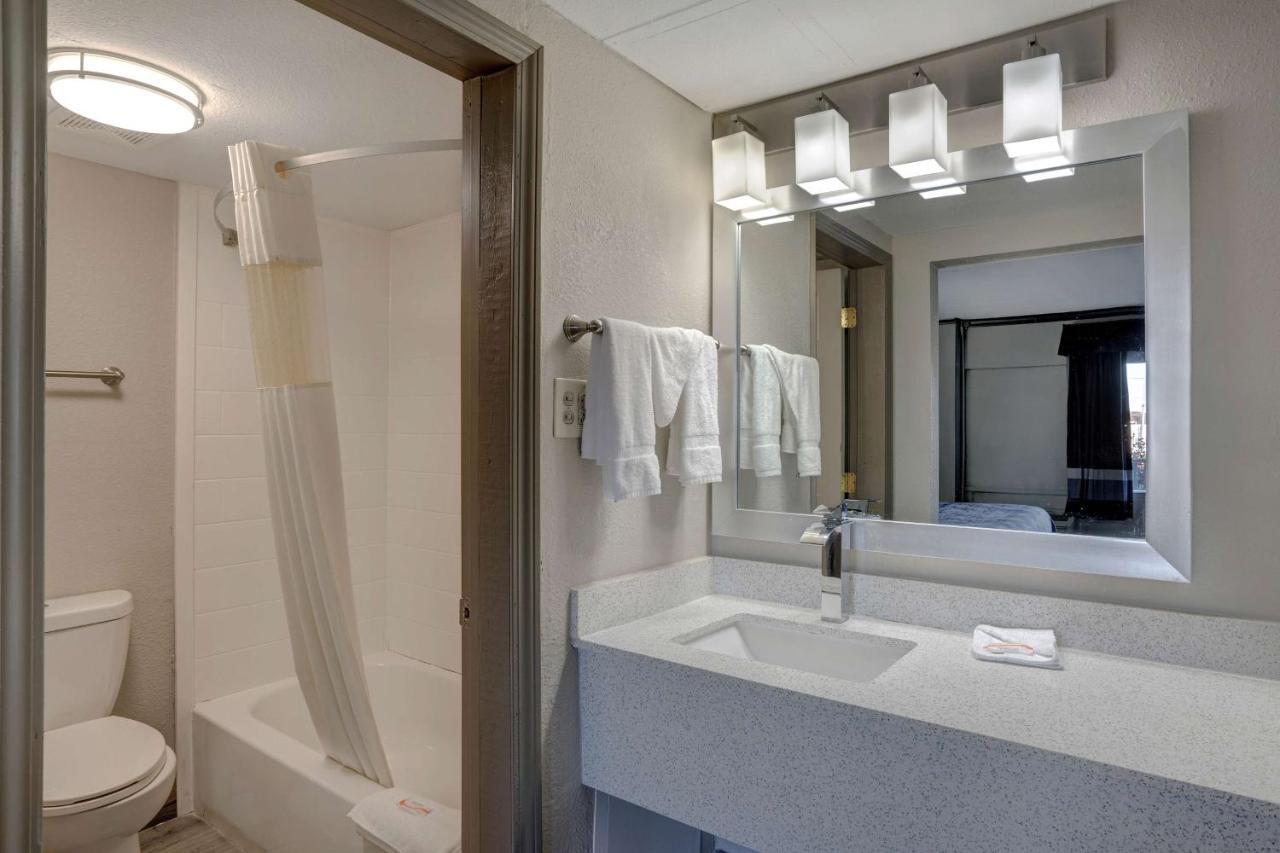 Motel 6 Burlington Bagian luar foto