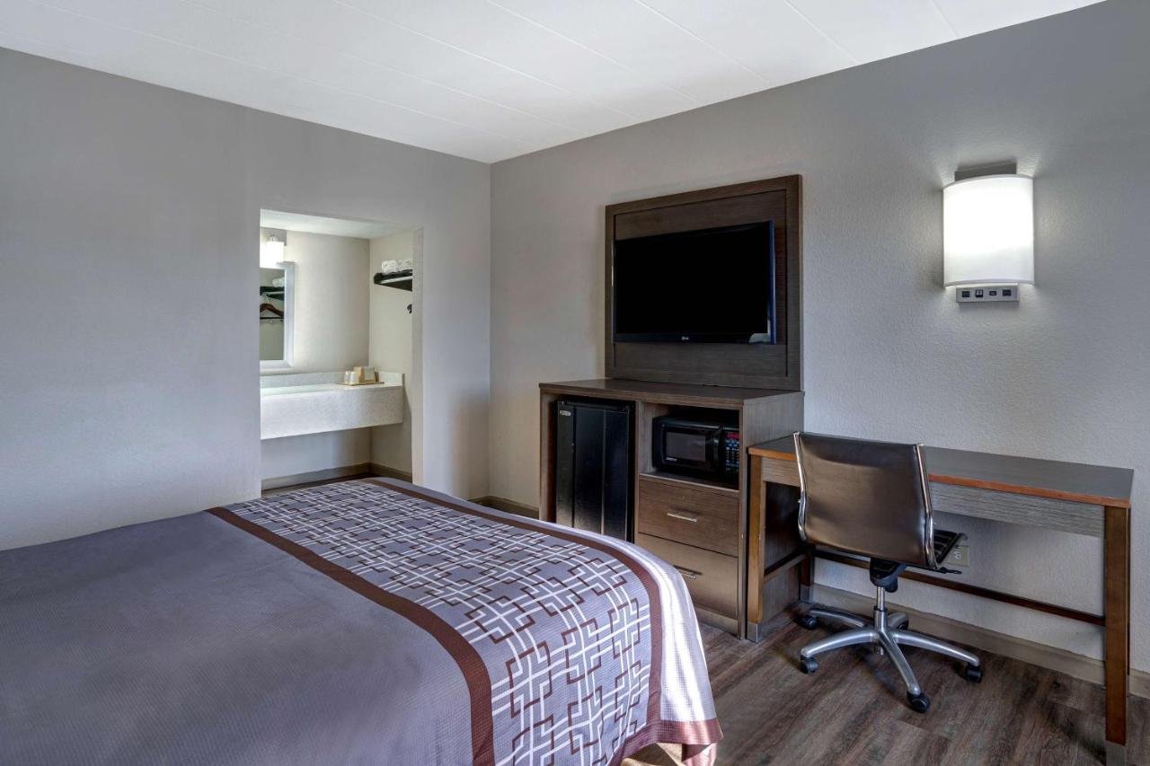 Motel 6 Burlington Bagian luar foto