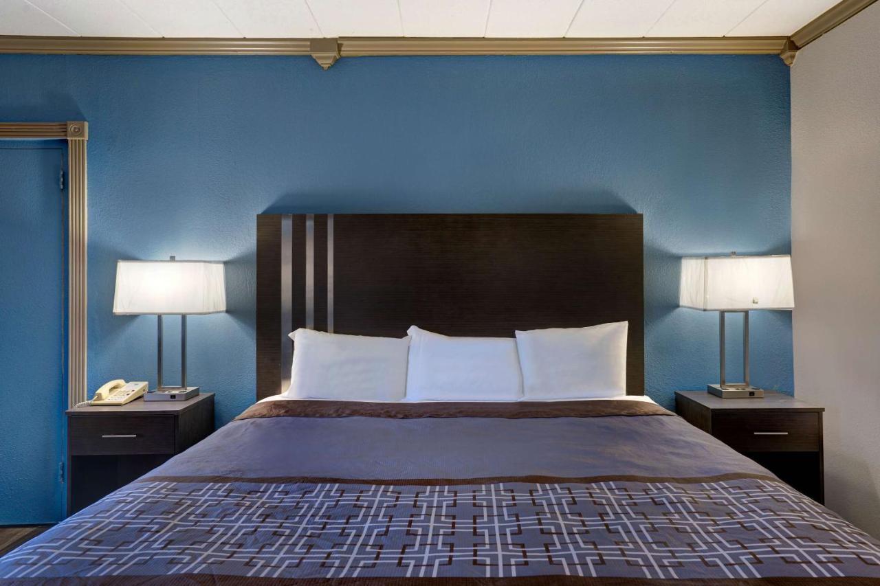 Motel 6 Burlington Bagian luar foto