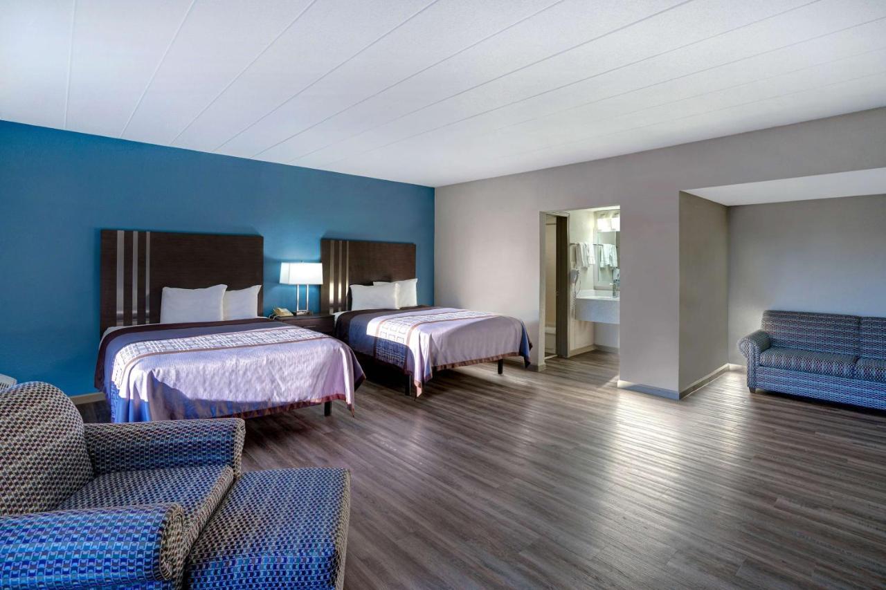 Motel 6 Burlington Bagian luar foto