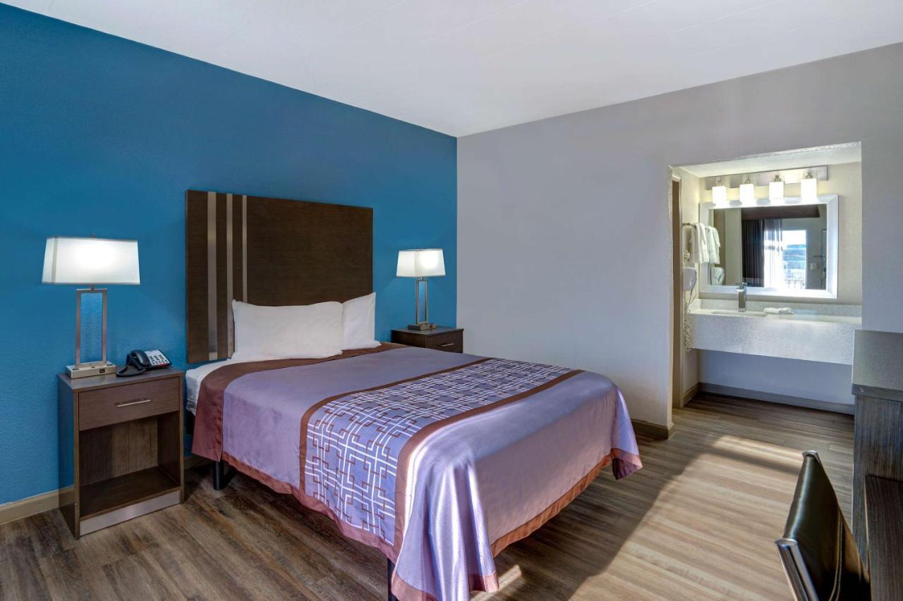 Motel 6 Burlington Bagian luar foto