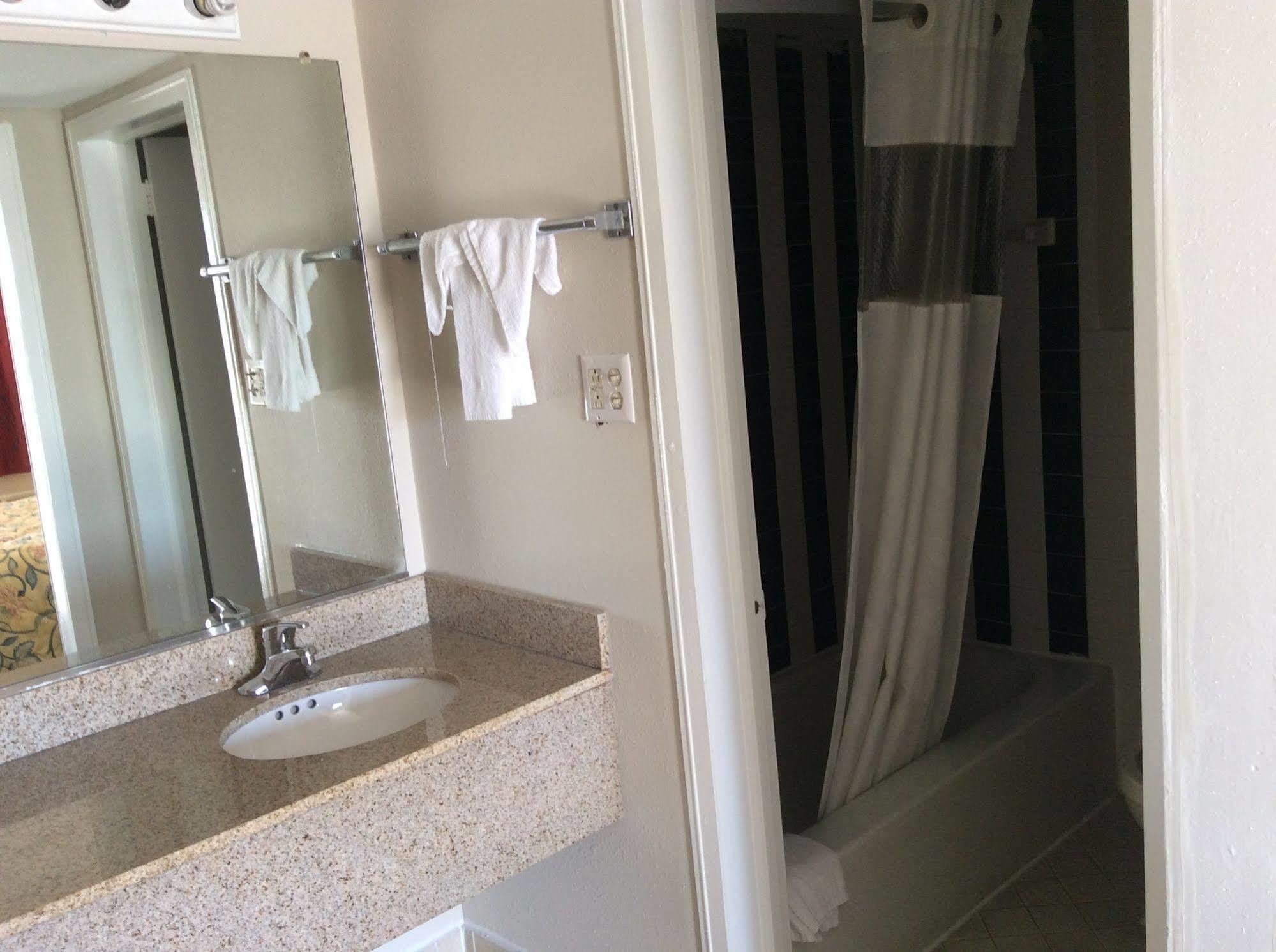 Motel 6 Burlington Bagian luar foto