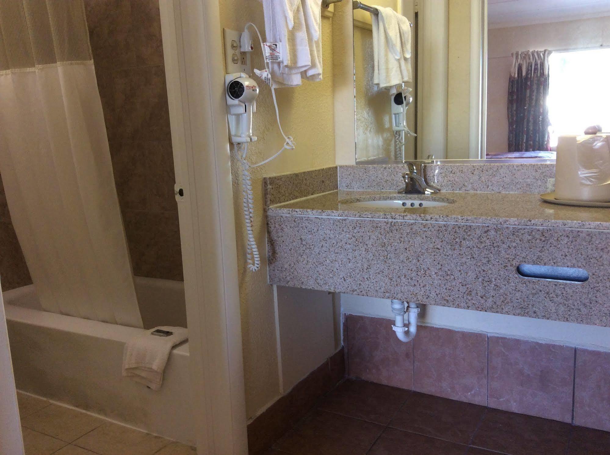 Motel 6 Burlington Bagian luar foto