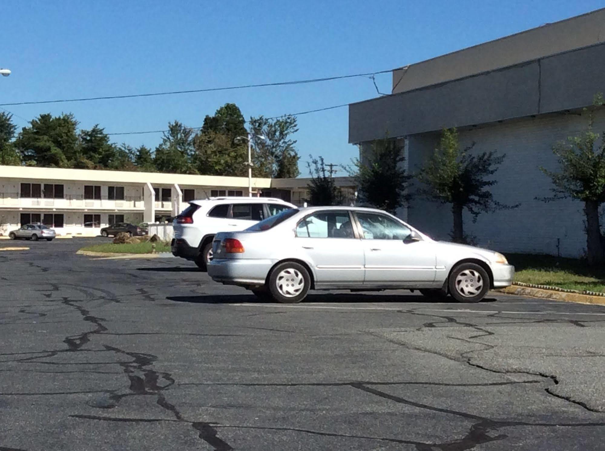 Motel 6 Burlington Bagian luar foto