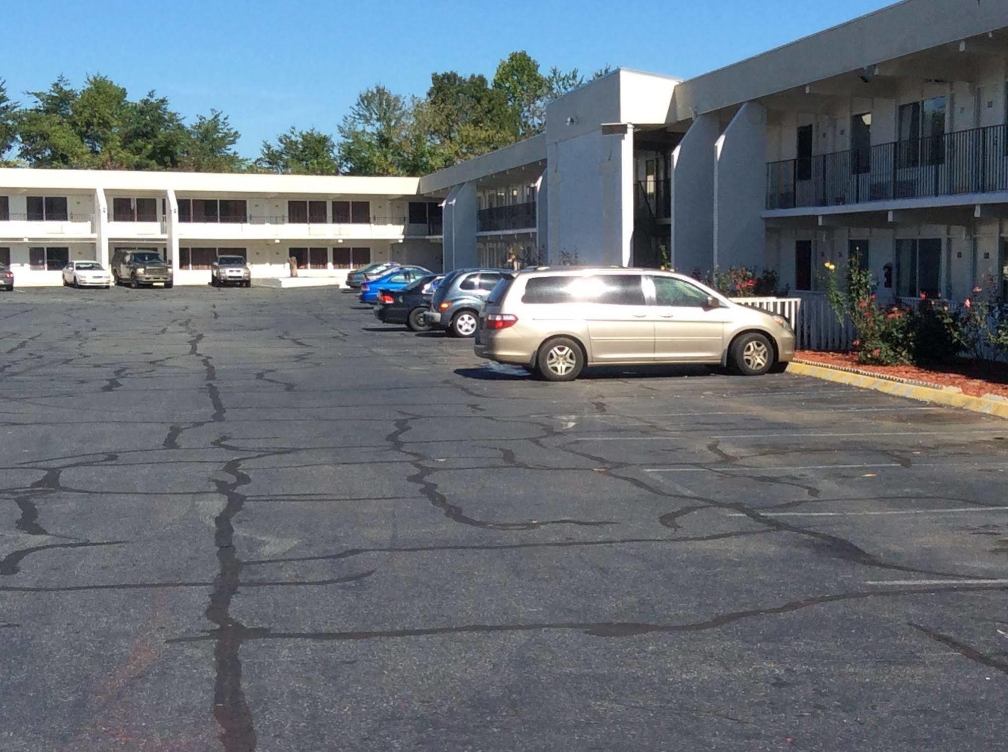 Motel 6 Burlington Bagian luar foto