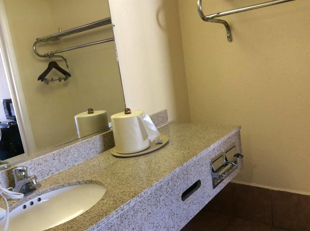Motel 6 Burlington Bagian luar foto
