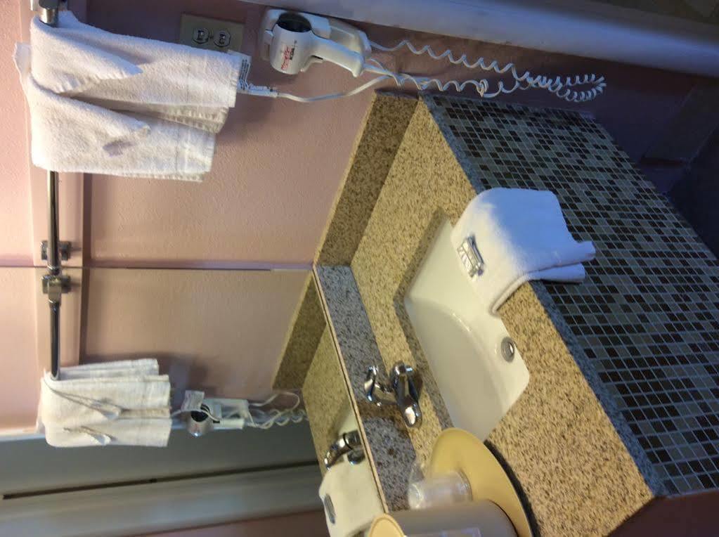 Motel 6 Burlington Bagian luar foto